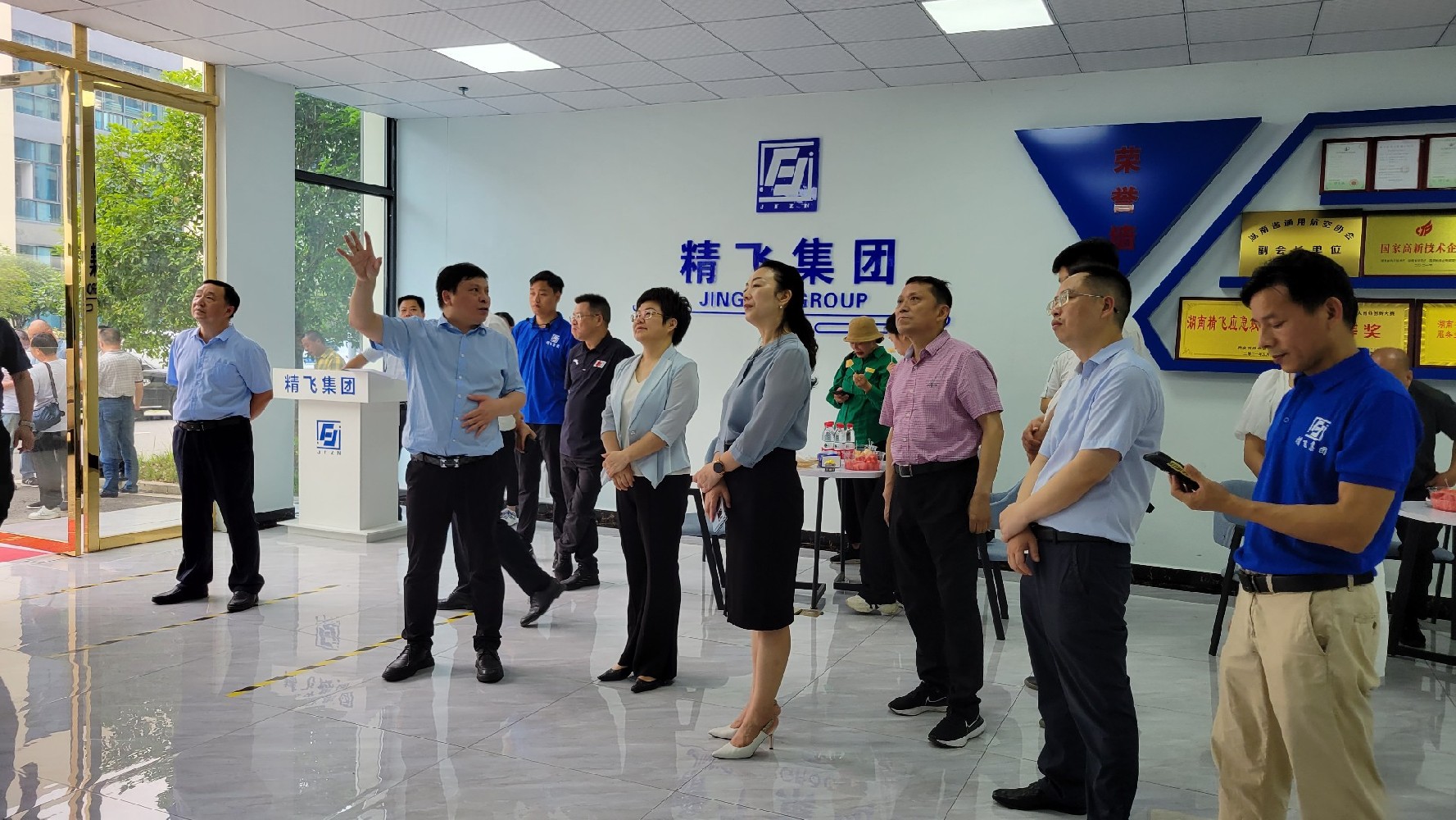 婁底市委常委、副市長(zhǎng)謝學(xué)龍率隊(duì)蒞臨精飛集團(tuán)調(diào)研數(shù)字化轉(zhuǎn)型